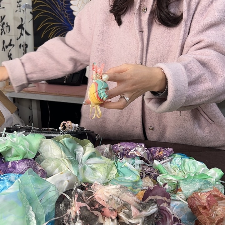 想****656玫瑰发圈不退不换