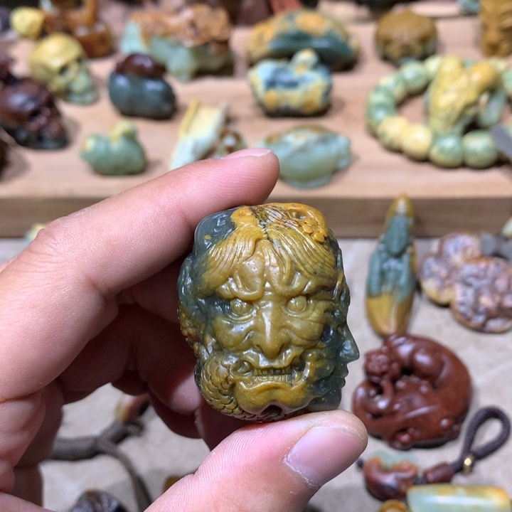 未镶嵌岫岩河磨玉（透闪石质玉）挂件皇**拉