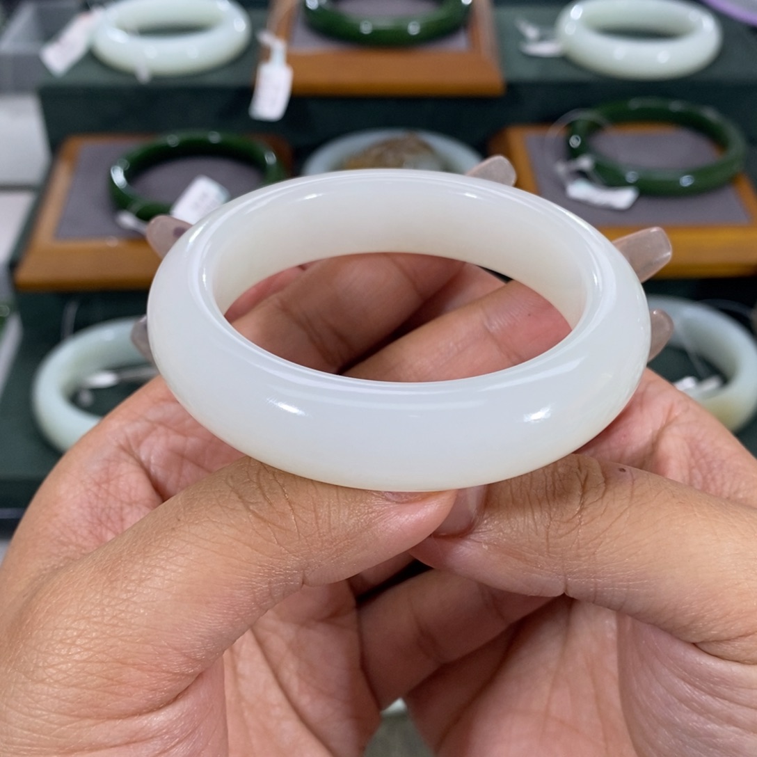 和田玉手镯未镶嵌