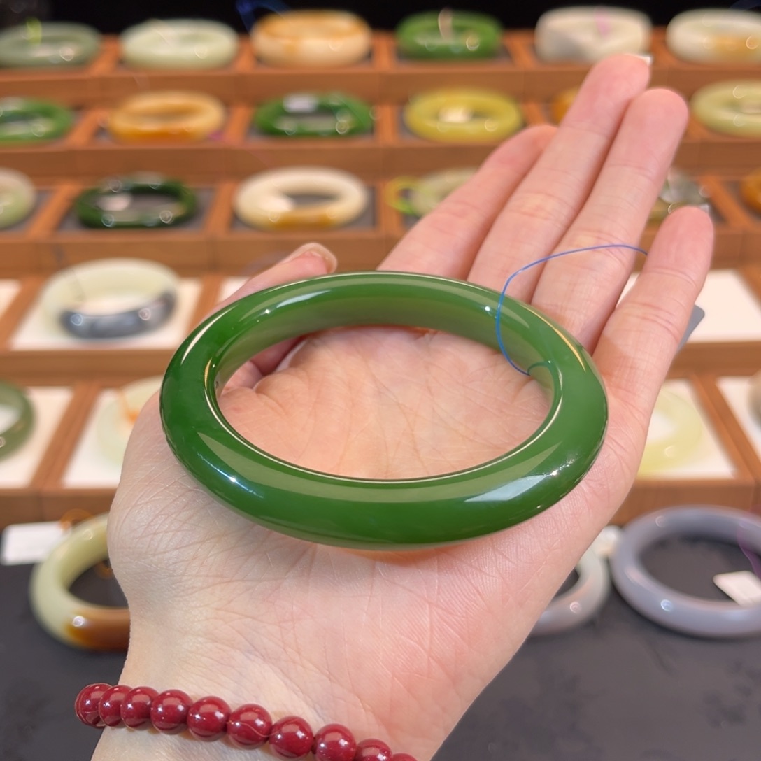 和田玉手镯 辣绿  圈口5657