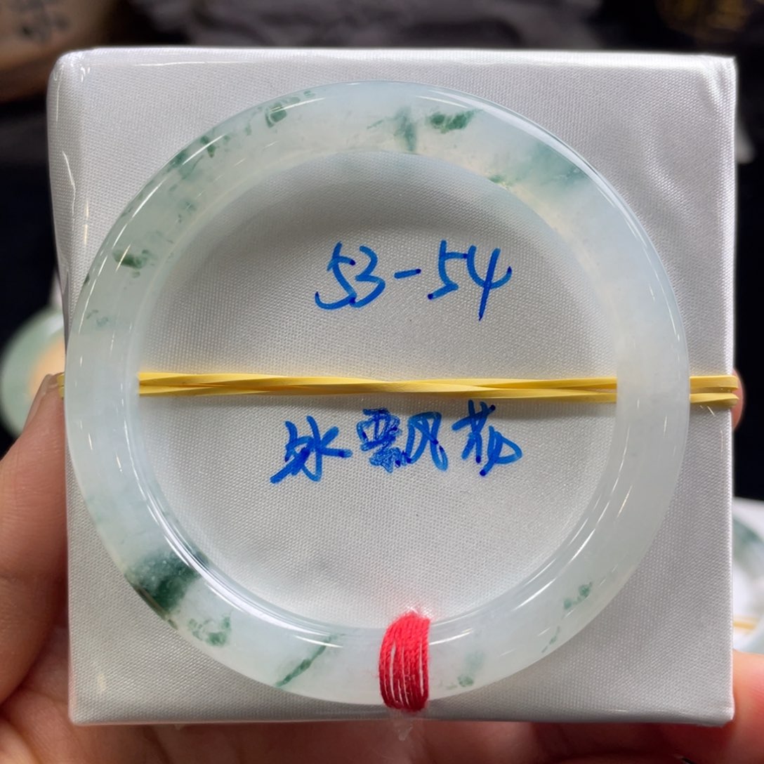 翡翠手镯未镶嵌翡翠手镯