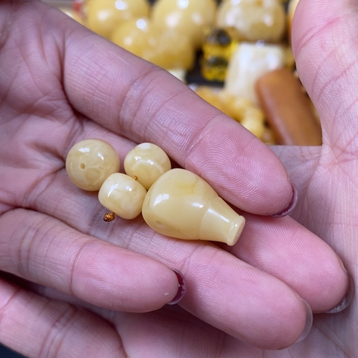 琥珀裸石未镶嵌初**忘三通套装