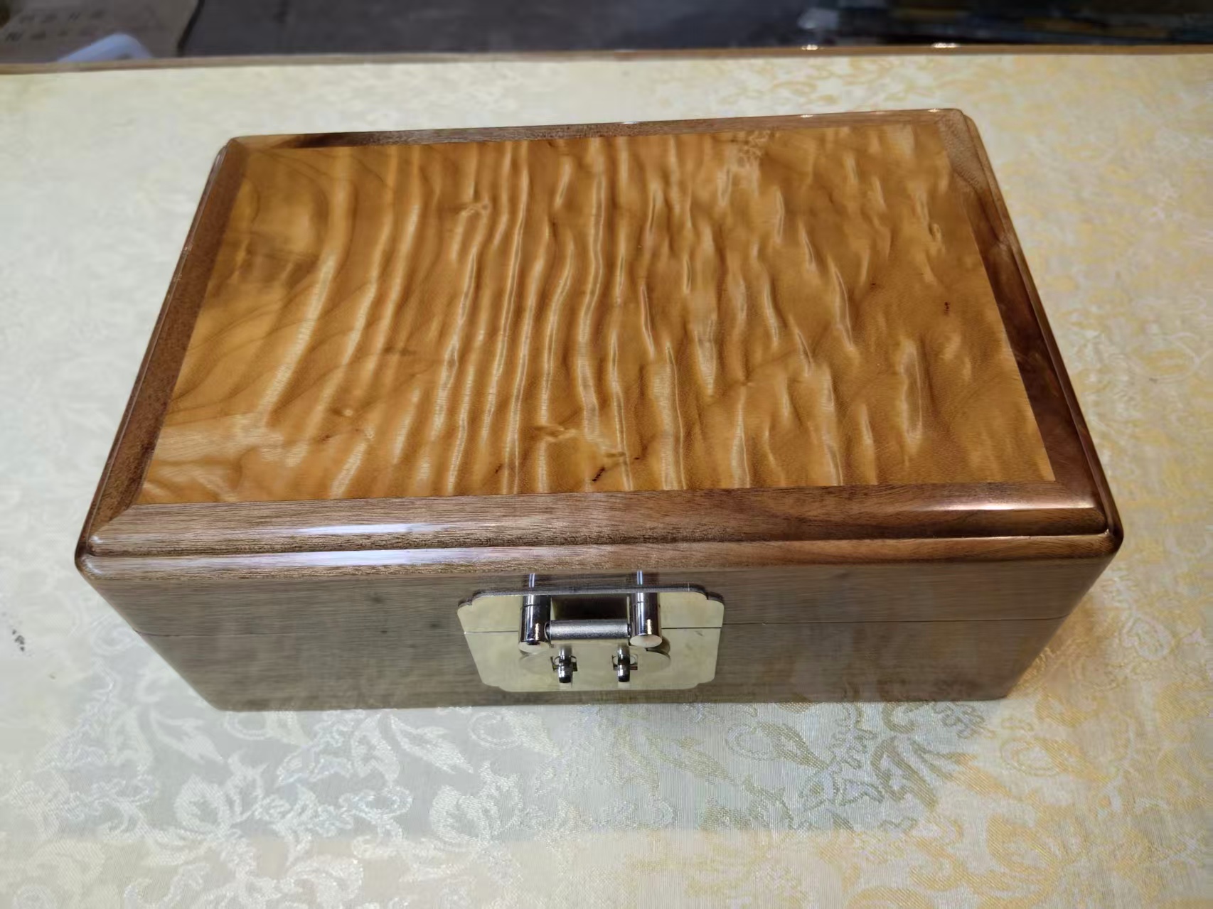 大尺寸带隔层精美木艺首饰盒