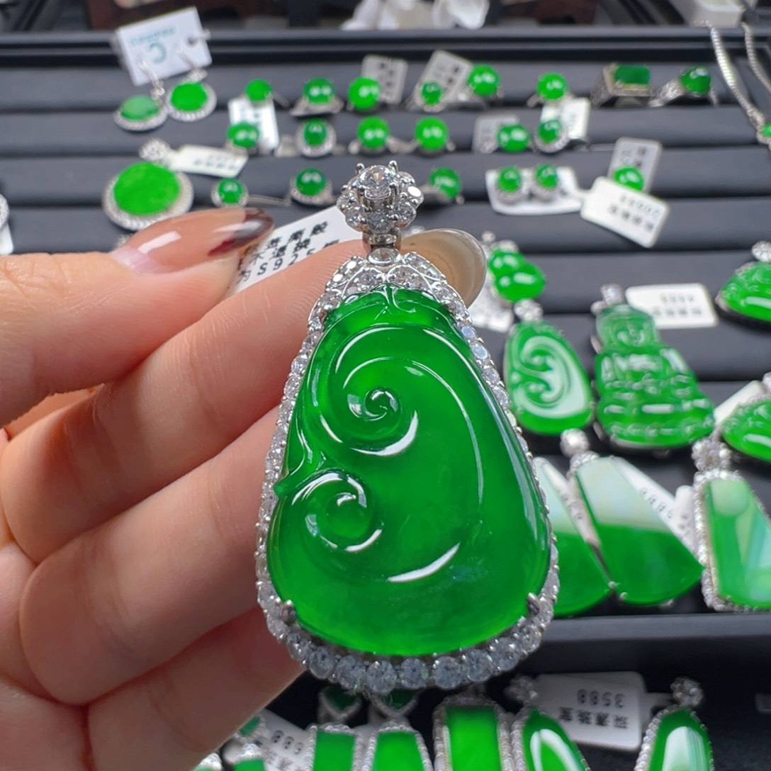 翡翠银S925镶嵌颈饰如意