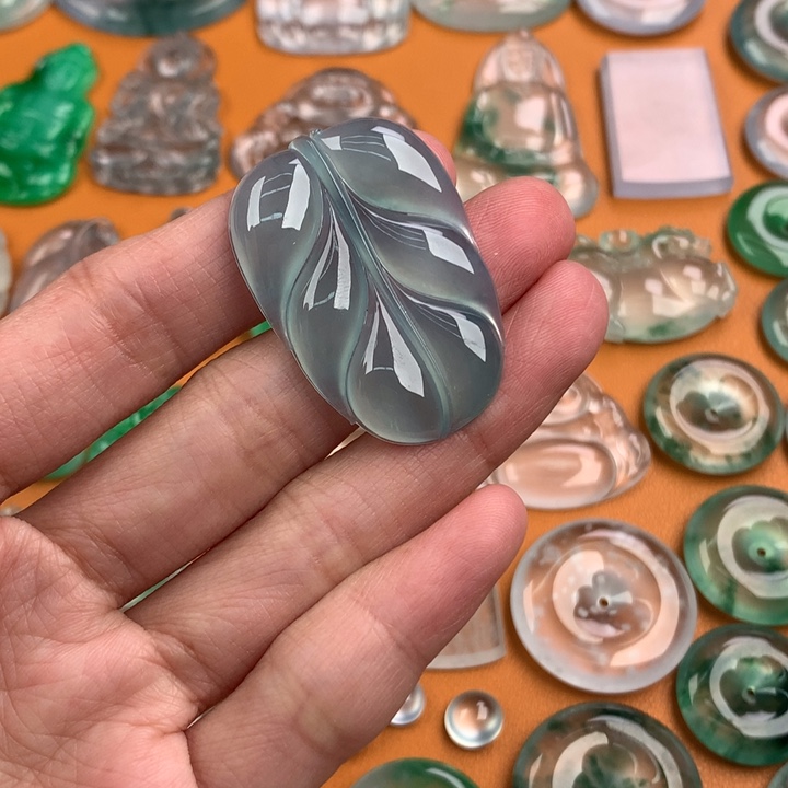 翡翠挂件未镶嵌…..