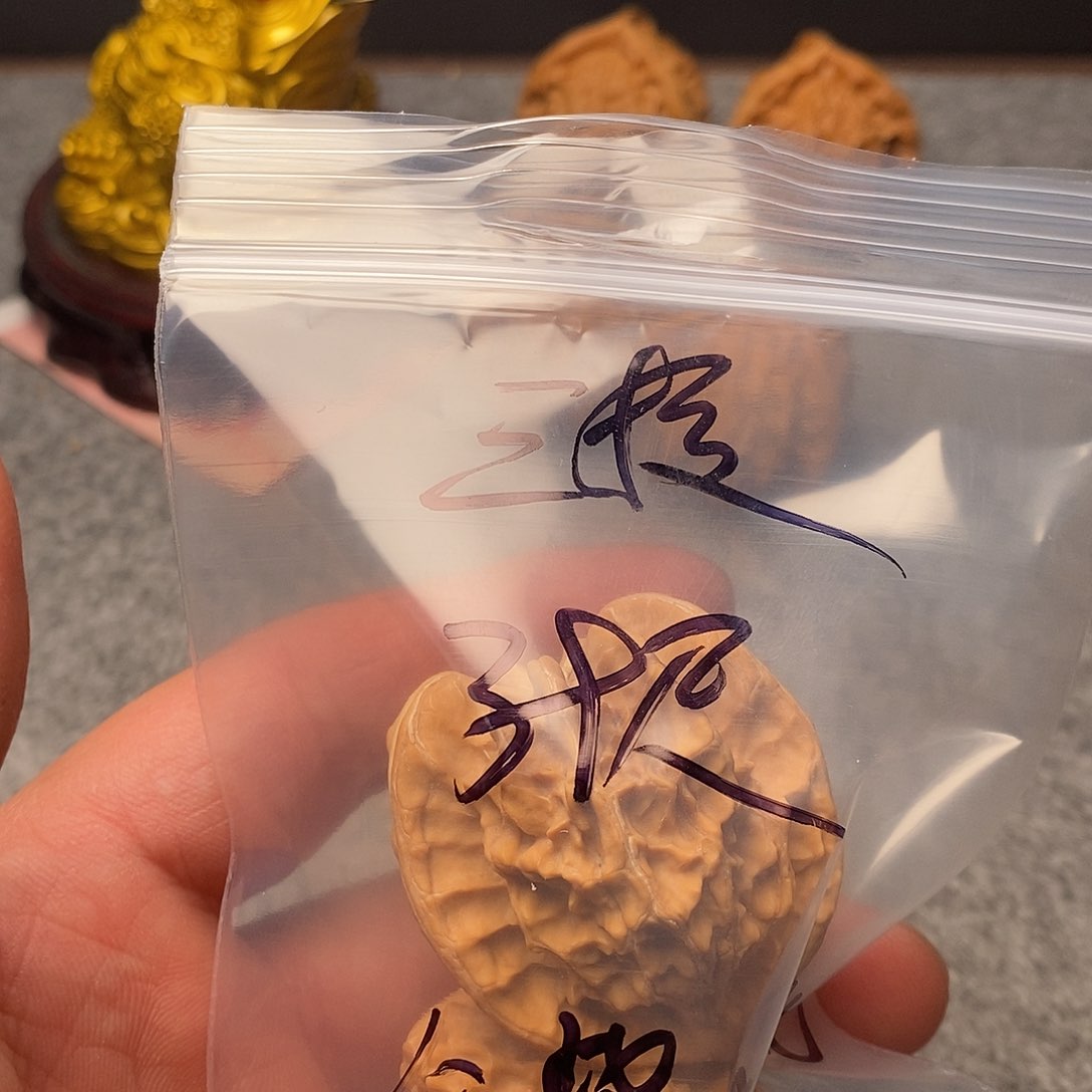 文玩核桃把件谷**址三棱