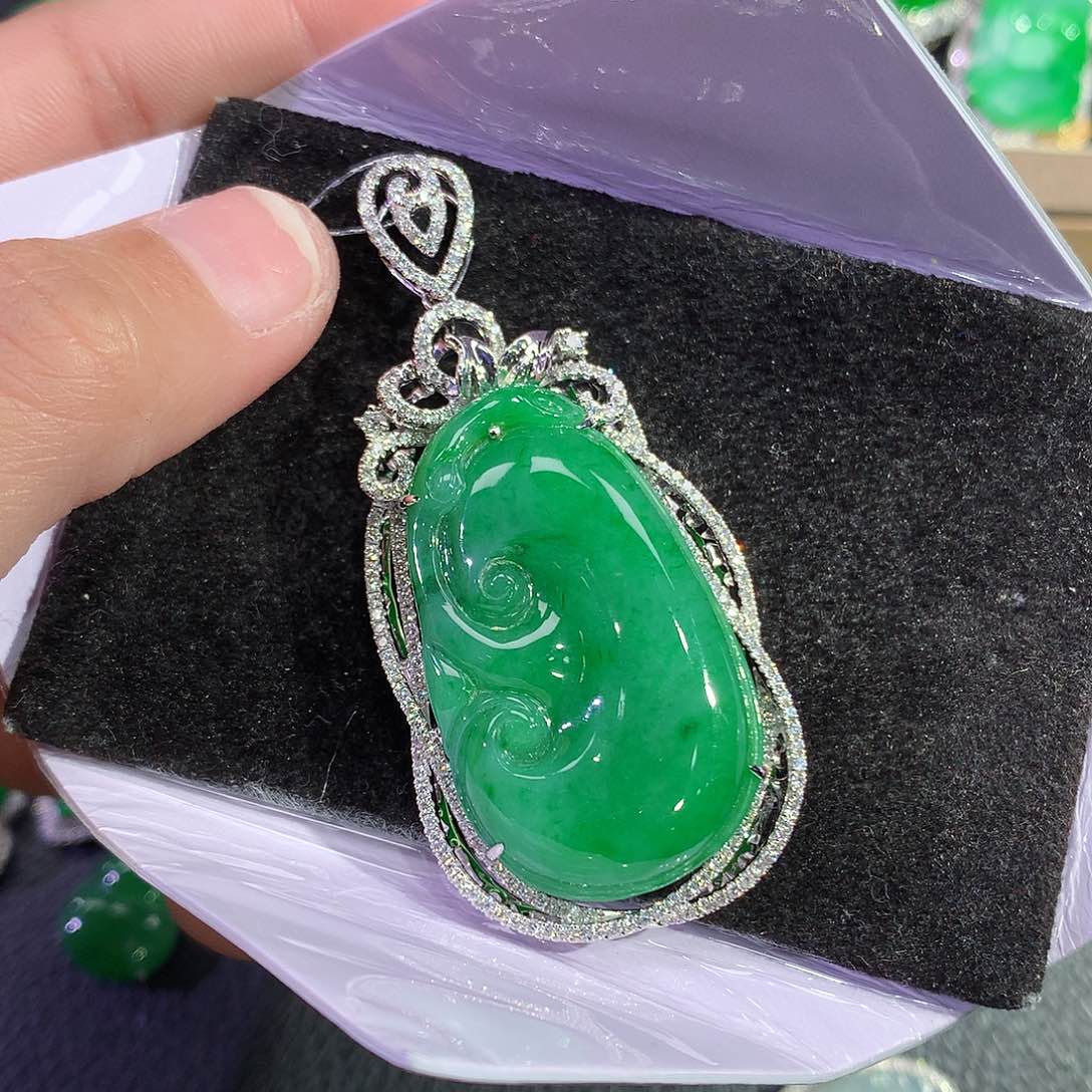 翡翠吊坠(赠链)18K金镶嵌