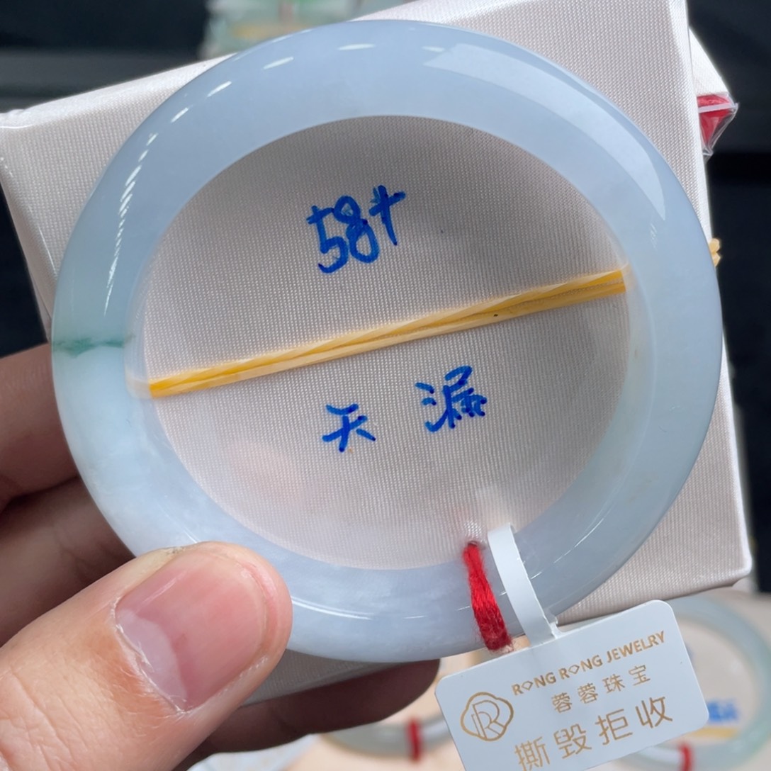 翡翠手镯未镶嵌翡翠手镯