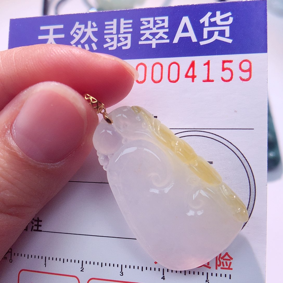 颈饰18K金镶嵌翡翠吊坠