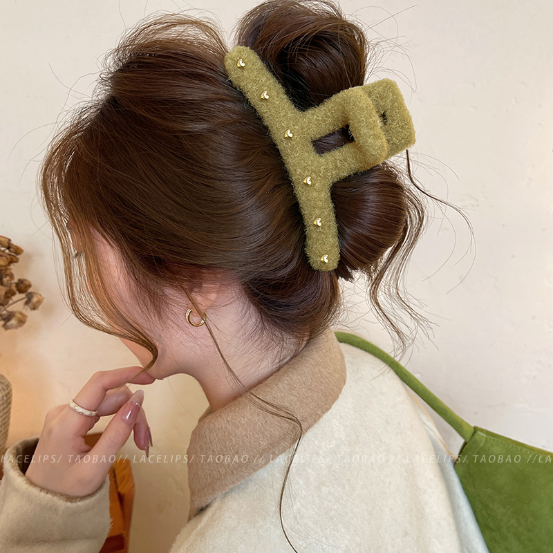 清新奶绿~毛绒抓夹女爱心点点发夹2025新款高级感鲨鱼夹大号头饰