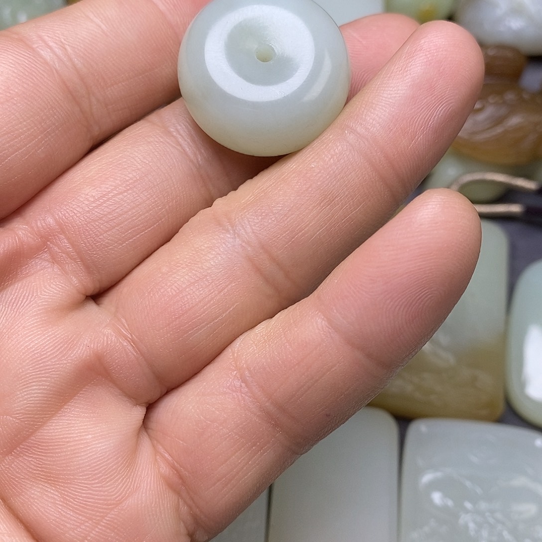 狼***的和田玉未镶嵌吊坠(不含链)