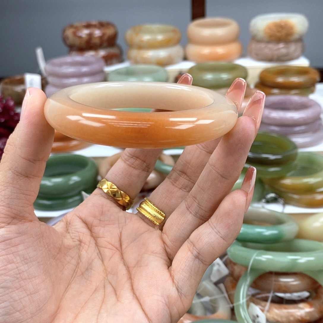 石英质玉手镯未镶嵌冲****猪