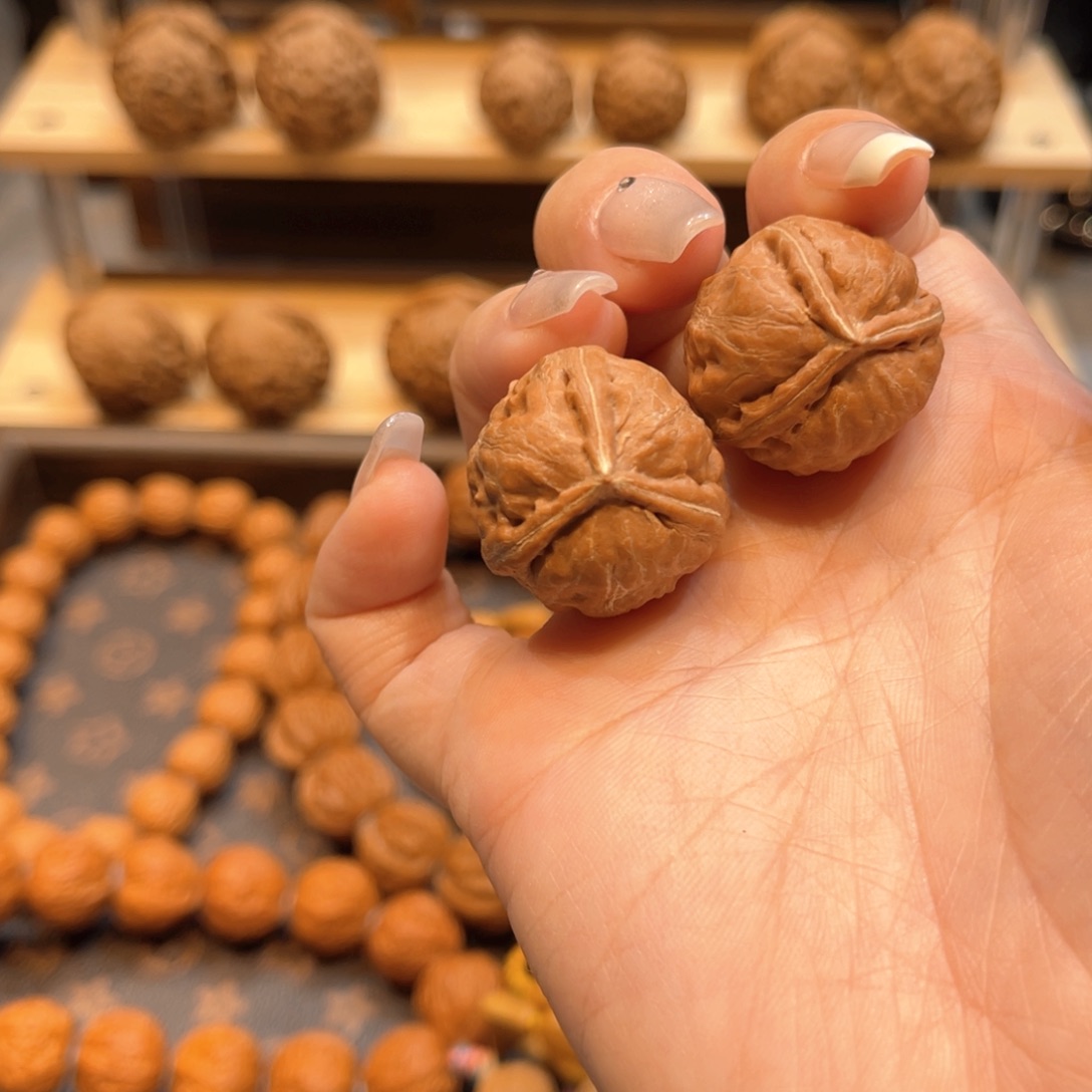 文玩核桃把件红皮小肉奔