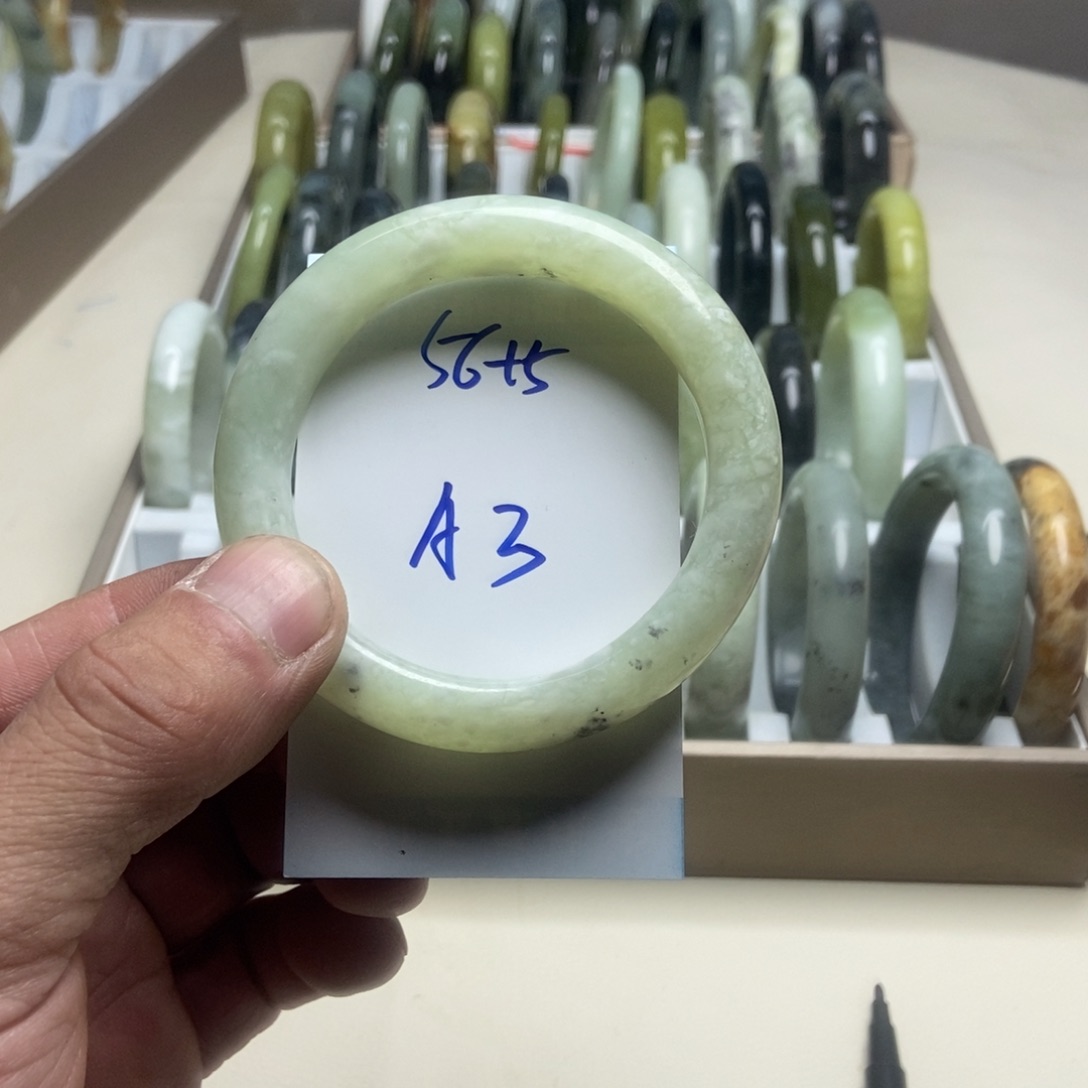 蛇纹石玉未镶嵌手镯