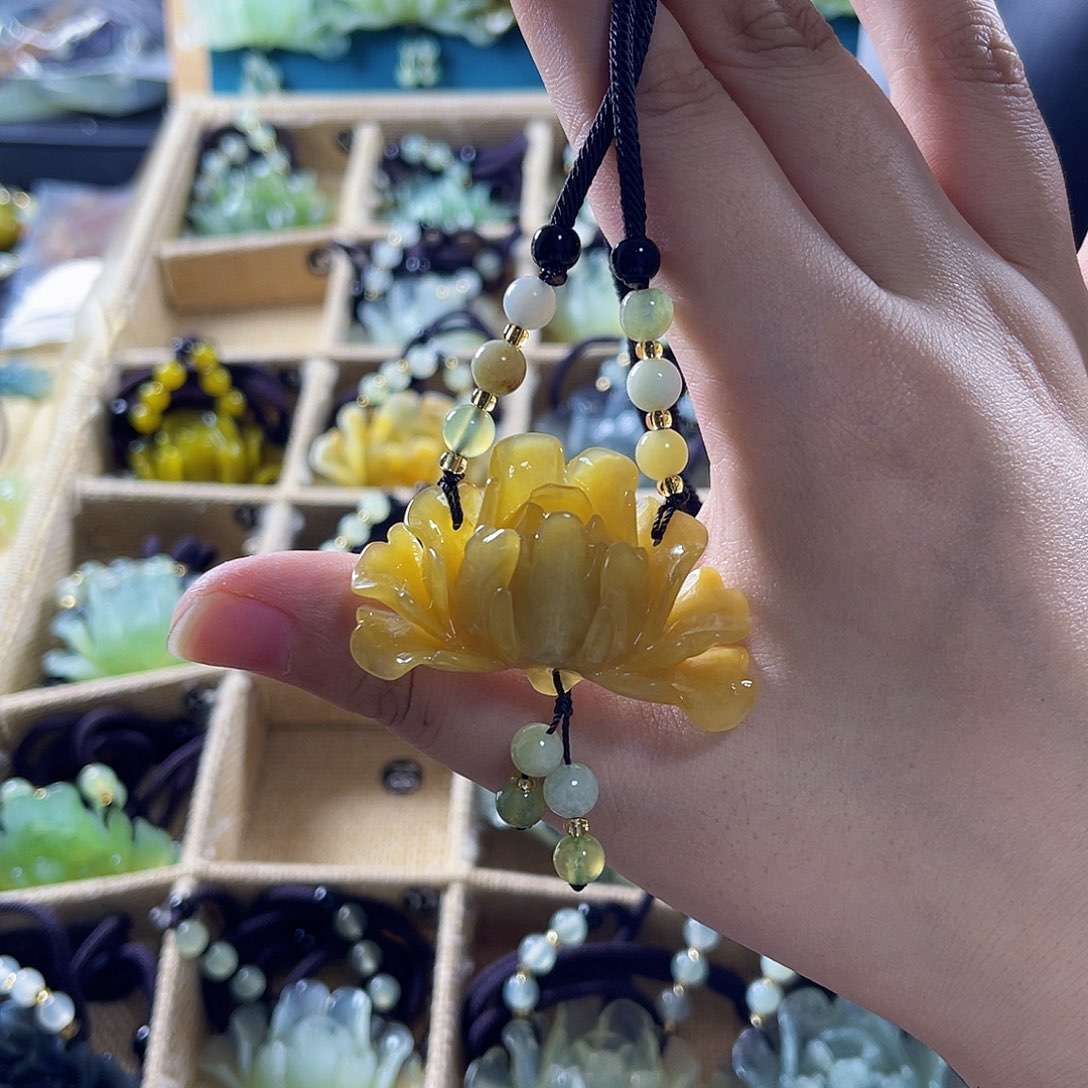 蛇纹石玉颈饰合金