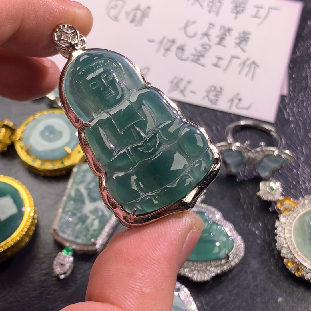 翡翠未镶嵌颈饰观音