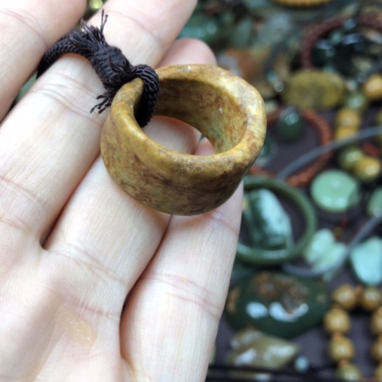 岫岩河磨玉（透闪石质玉）颈饰未镶嵌