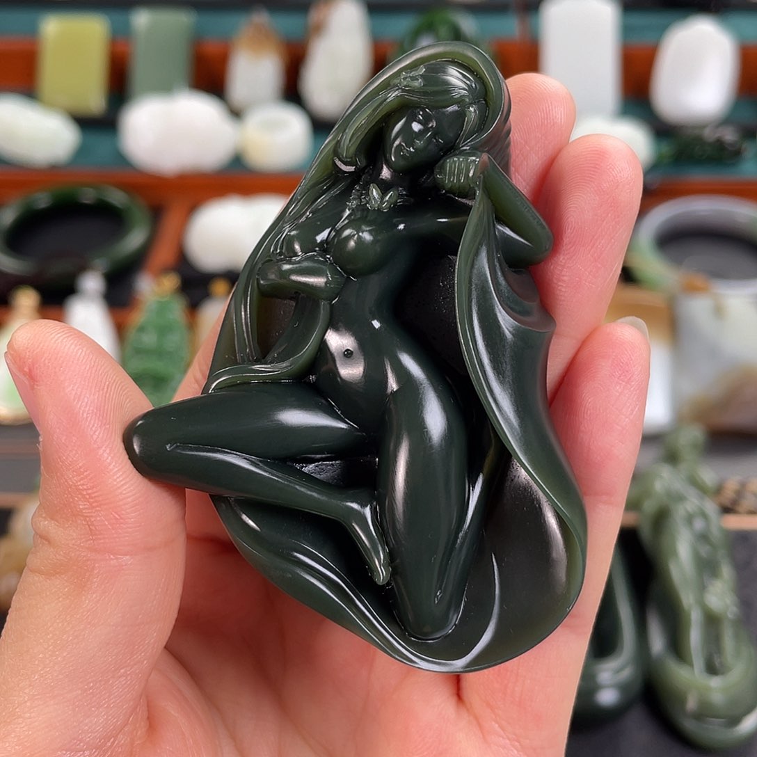 未镶嵌和田玉把件新疆沙枣青玉贵人 完美