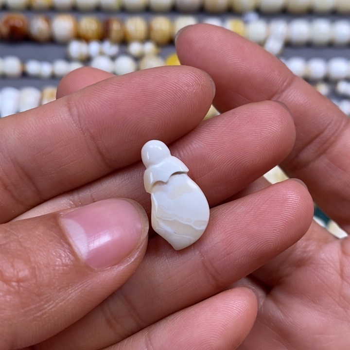 琥珀未镶嵌裸石雕刻件