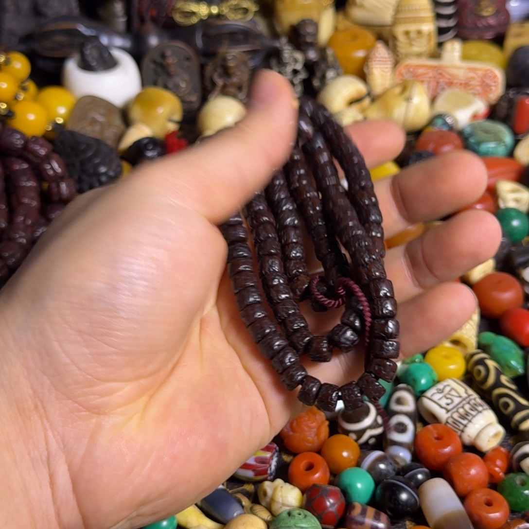 琉璃颈饰如图如图