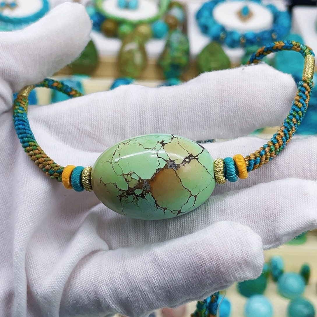 绿松石未镶嵌颈饰