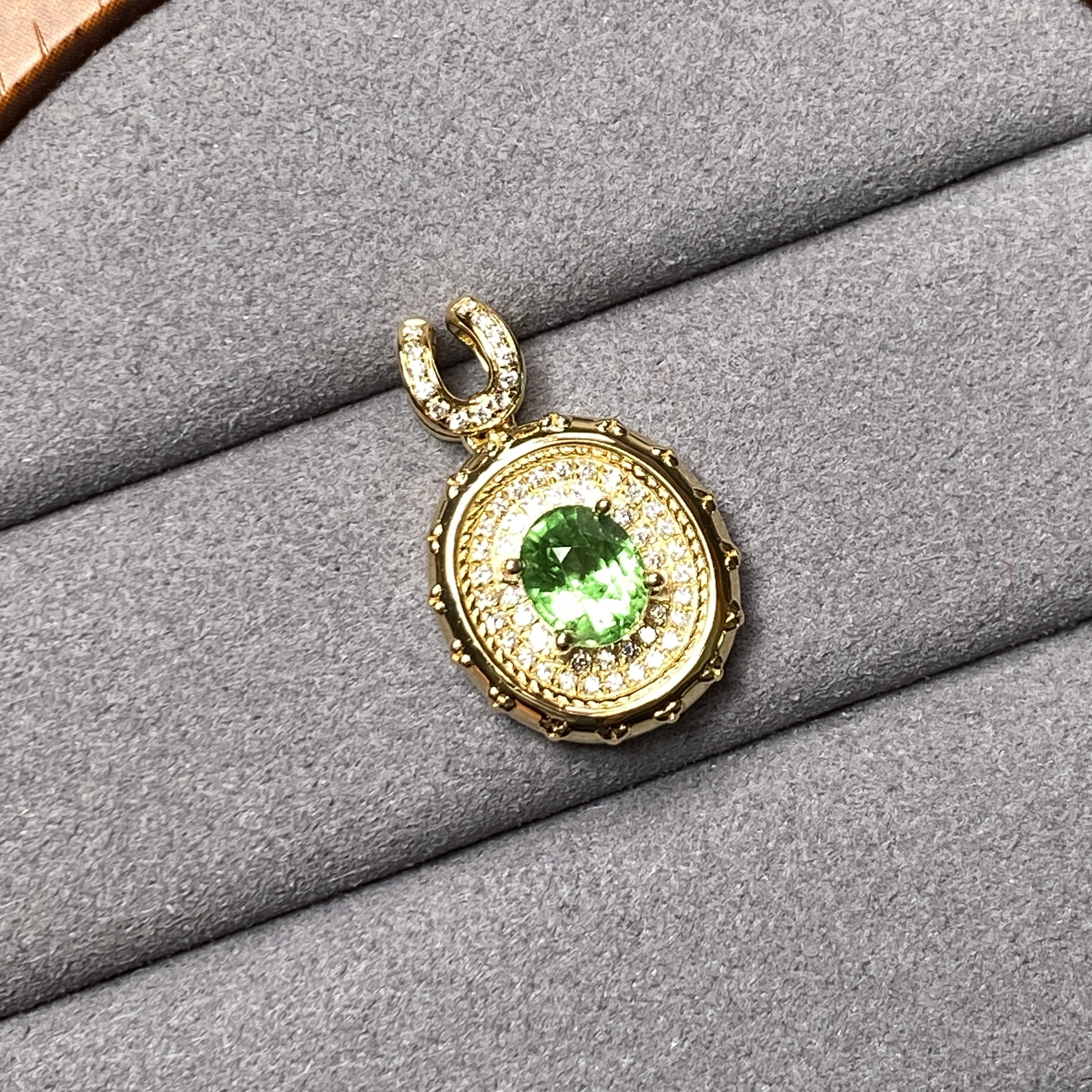 X046 沙弗莱吊坠 18K金镶嵌