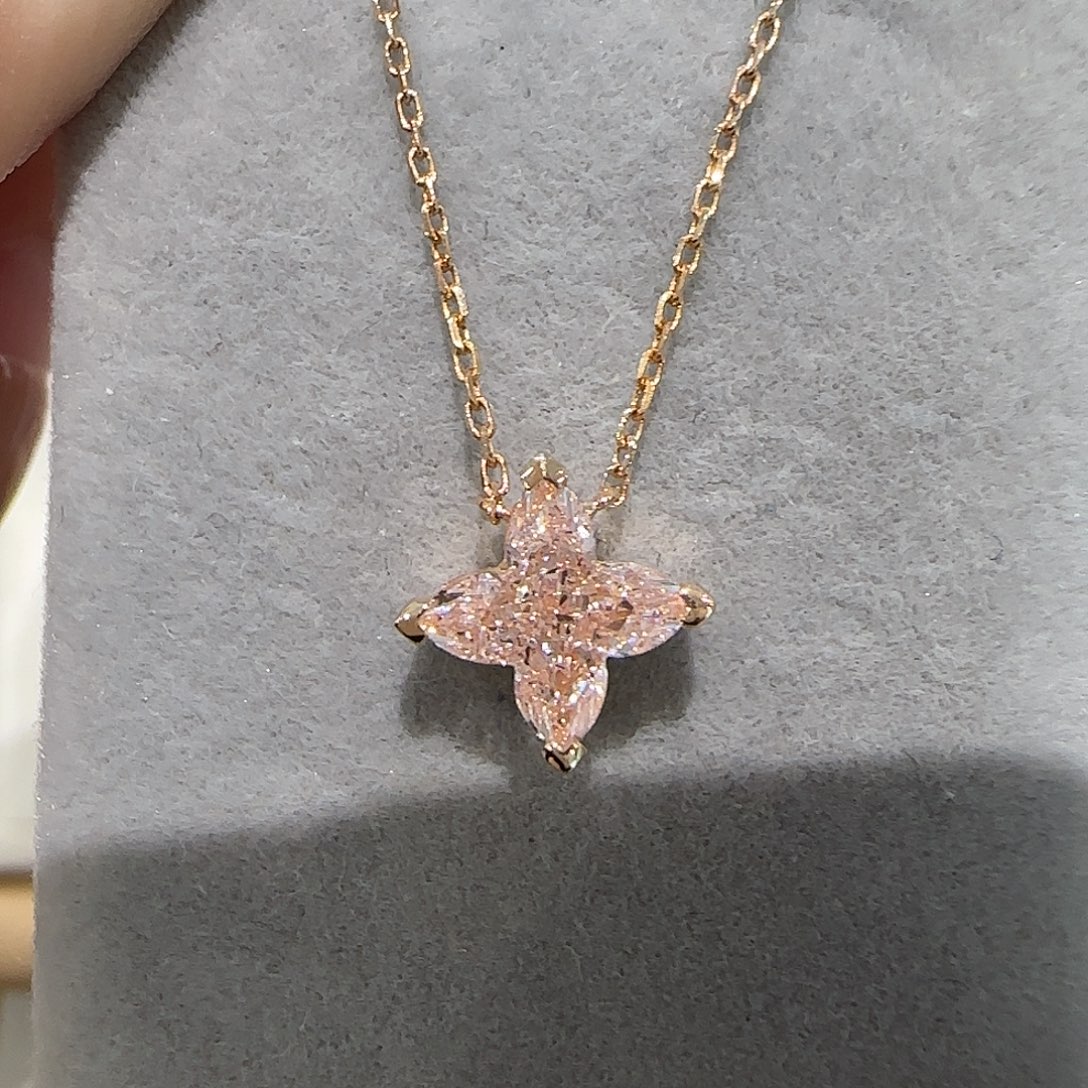 18K金镶嵌实验室培育钻石四叶草粉钻1.4卡项链