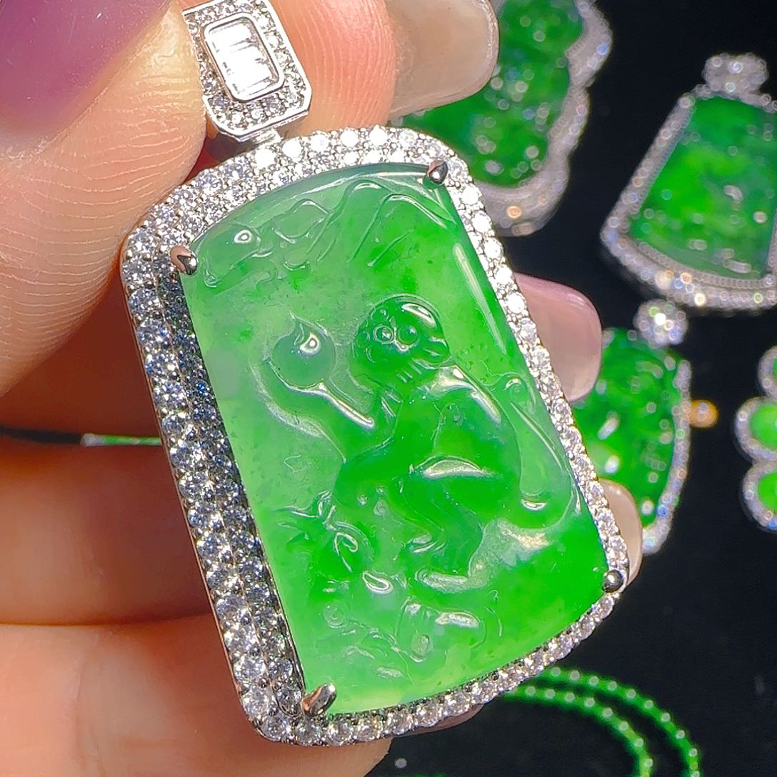 翡翠吊坠(赠链)未镶嵌