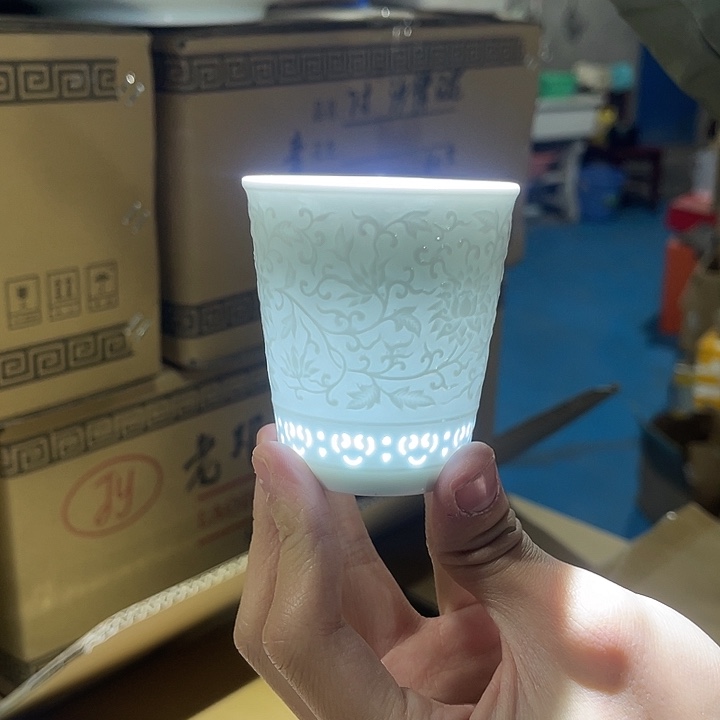 瓷片青白瓷小可乐杯，浮雕缠支链，一个