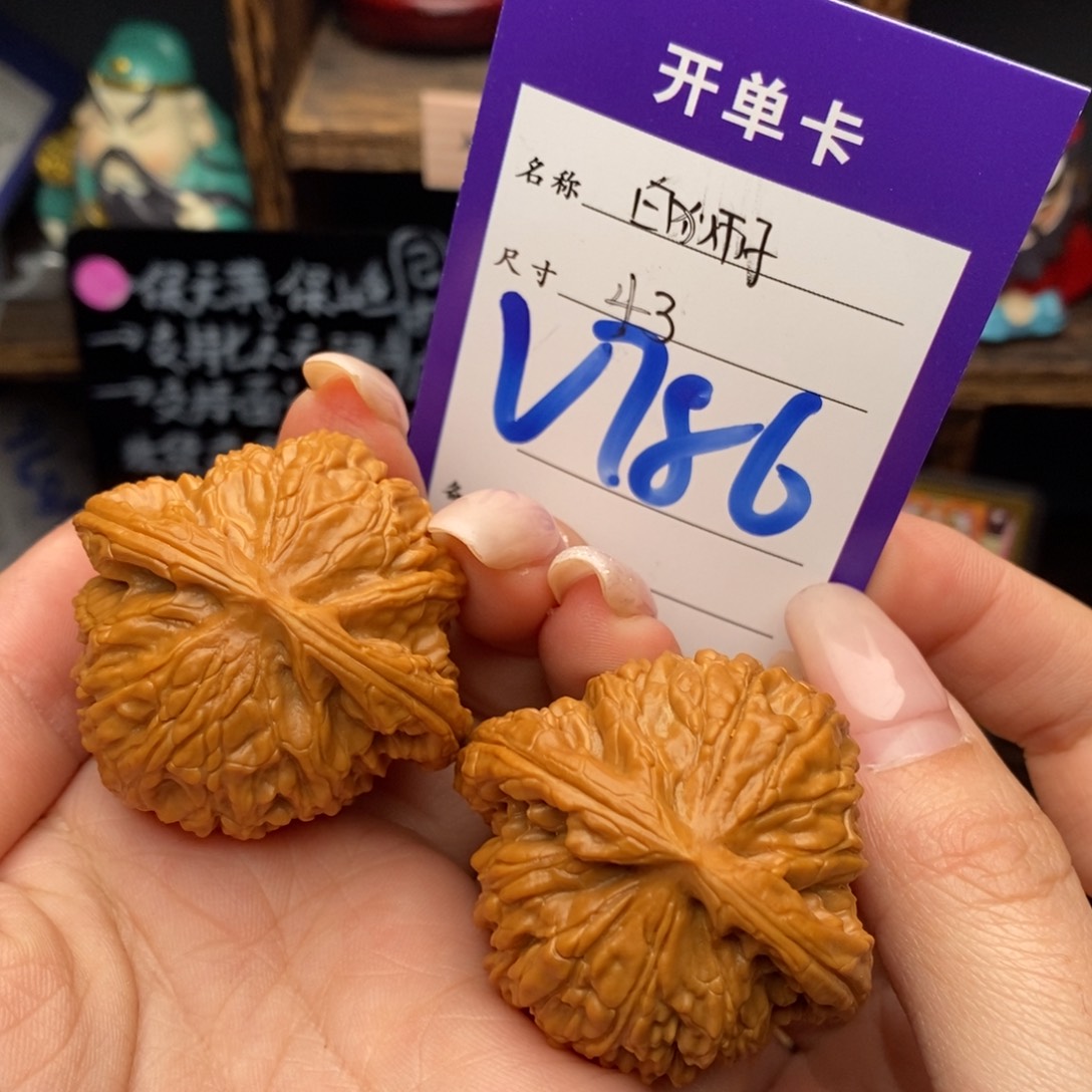 文玩核桃吊坠43白狮子
