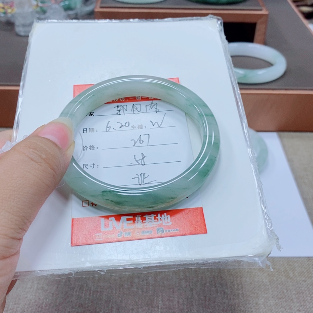 郭***。石英岩玉手镯未镶嵌