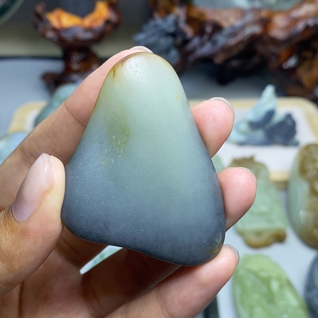 和田玉未镶嵌颈饰剑**心