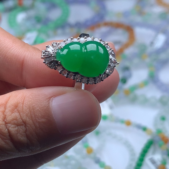 翡翠手镯未镶嵌卡