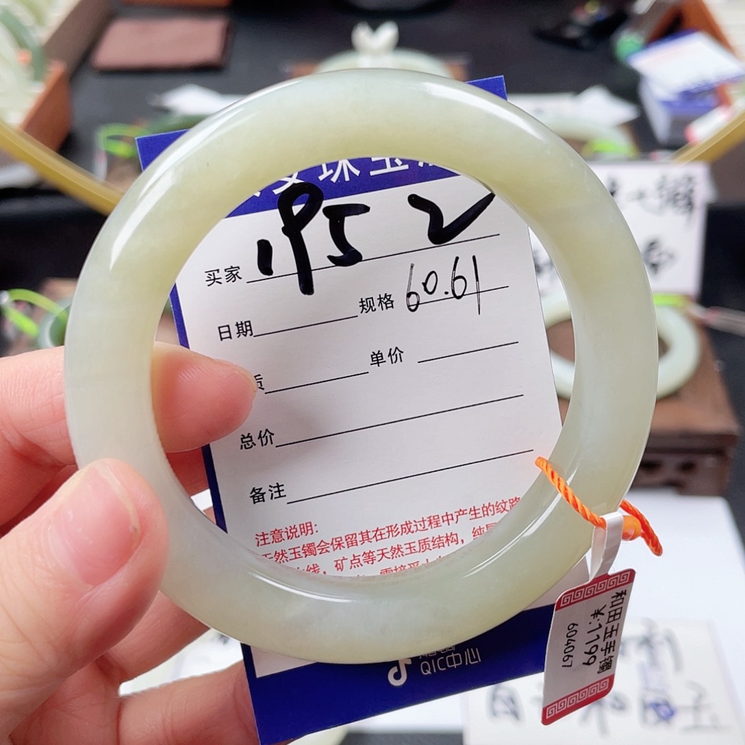 和田玉手镯未镶嵌