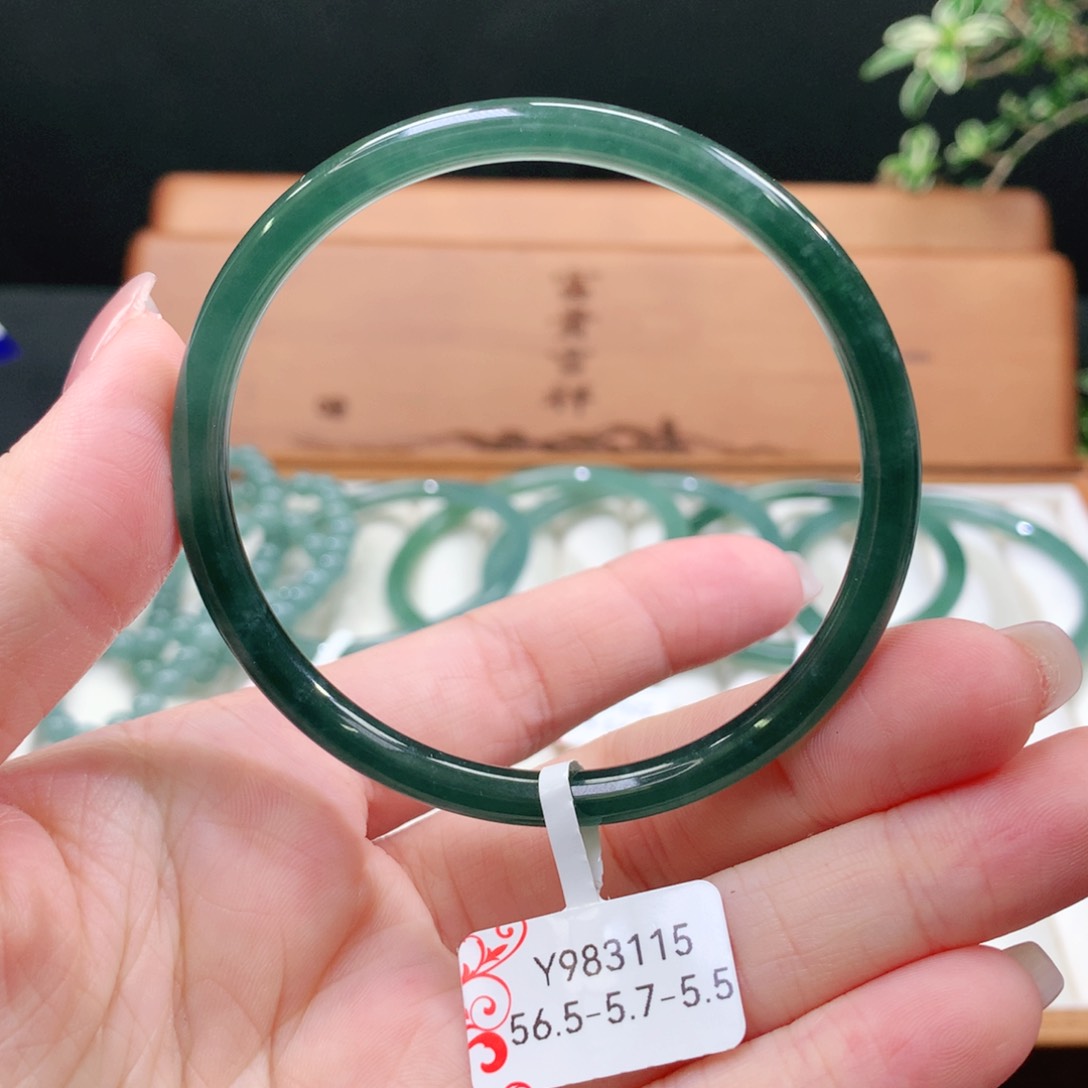 翡翠手镯未镶嵌天然