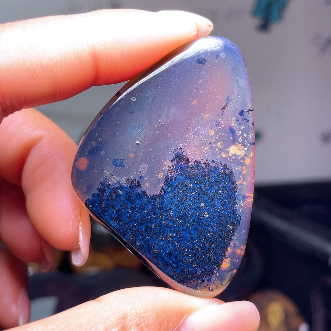 琥珀裸石未镶嵌！