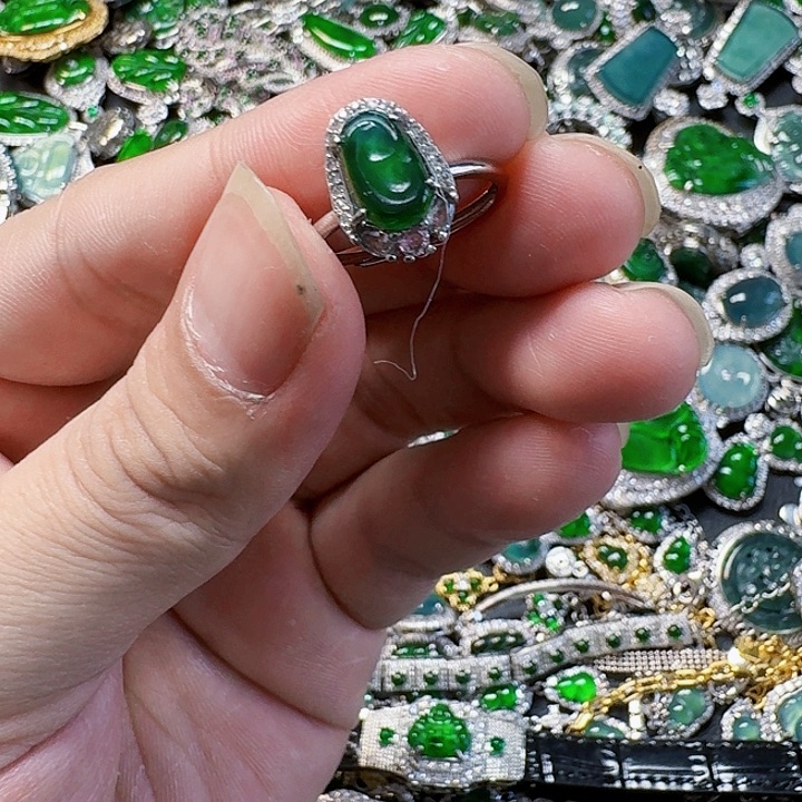 翡翠颈饰未镶嵌天然A货翡翠放漏