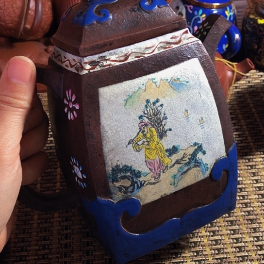 紫砂茶壶原矿泥料手工制作的紫砂壶。