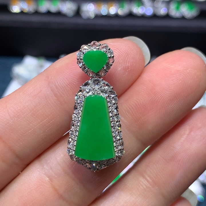 翡翠颈饰18K金镶嵌冰绿无事牌