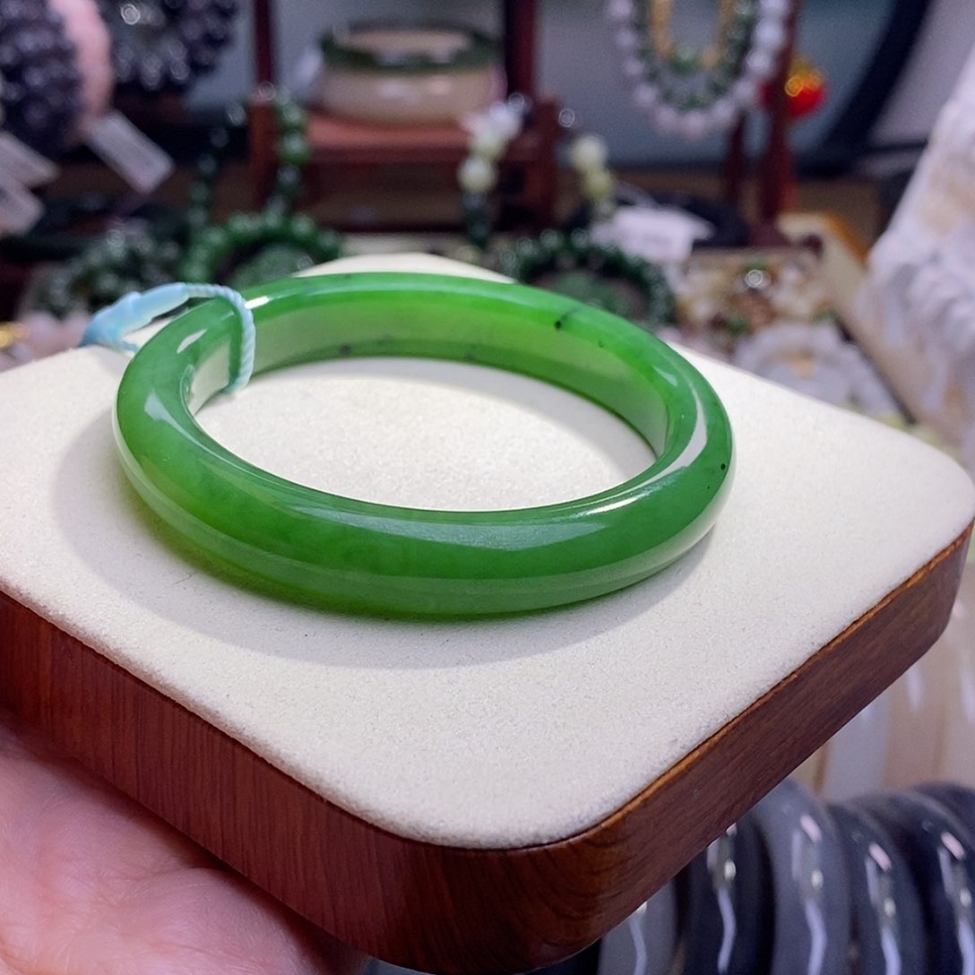 和田玉54福利碧玉阳绿色冰底手镯未镶嵌