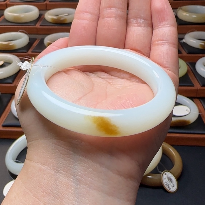 和田玉未镶嵌手镯