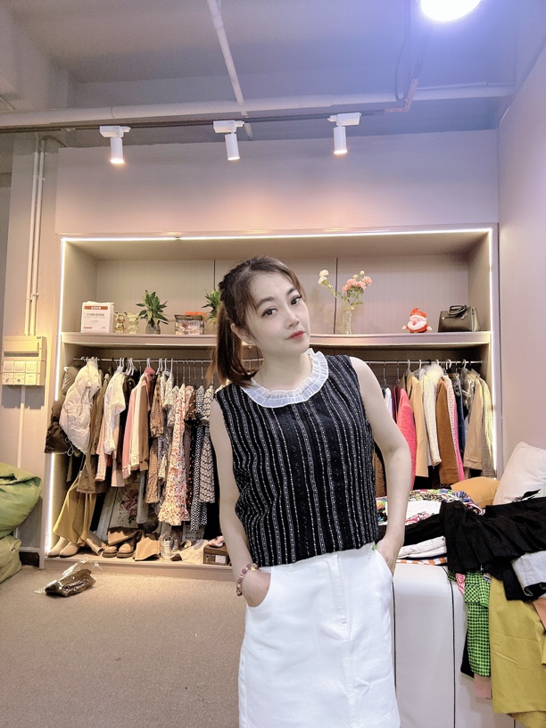 欧货木耳圆领竖条无袖宽松遮肉百搭洋气上衣扣号