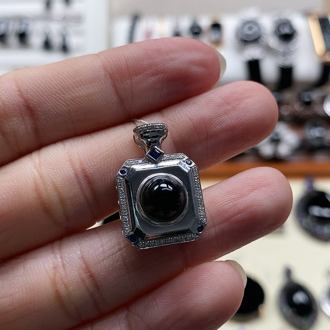 翡翠18K金镶嵌颈饰墨翠