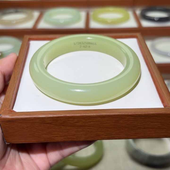 天然和田玉新疆若羌黄口料55-56女士精品正装气质百搭手镯