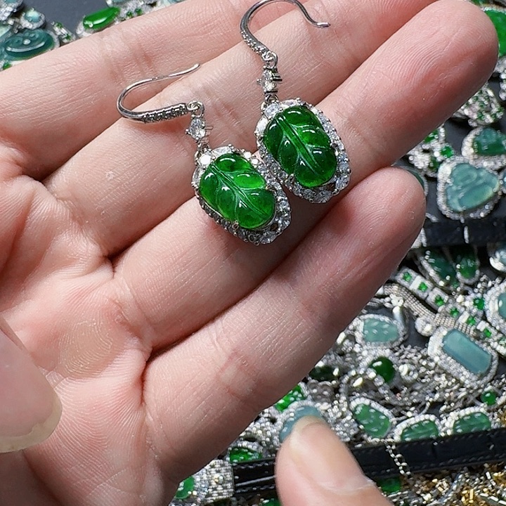 翡翠颈饰未镶嵌天然A货翡翠放漏