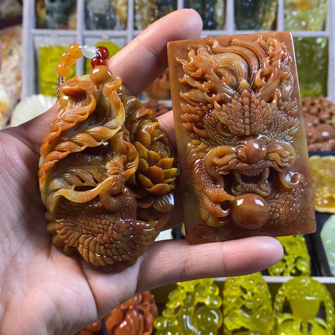 合金蛇纹石玉颈饰对**歌