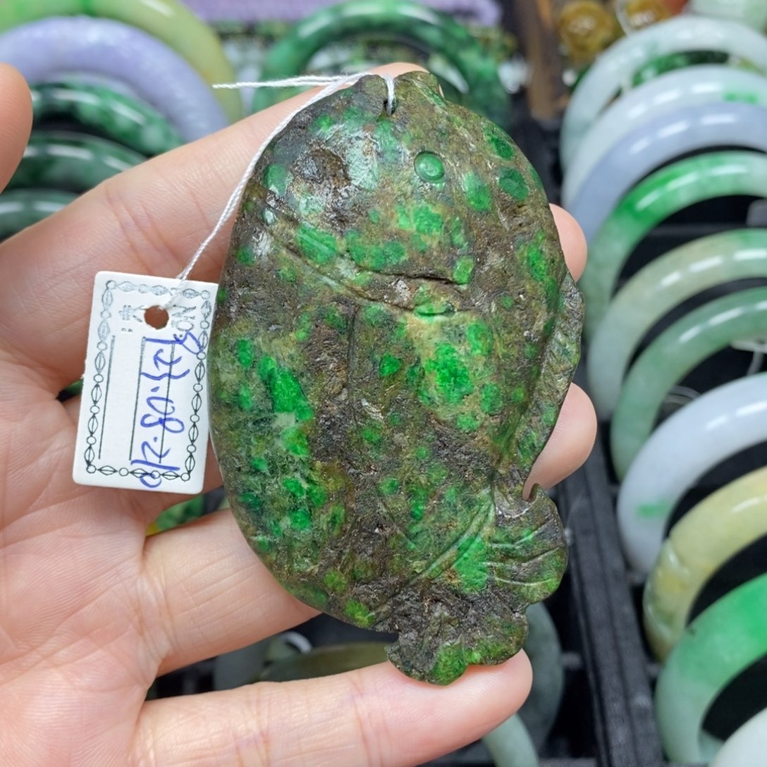 翡翠颈饰未镶嵌晴**潮年年有鱼