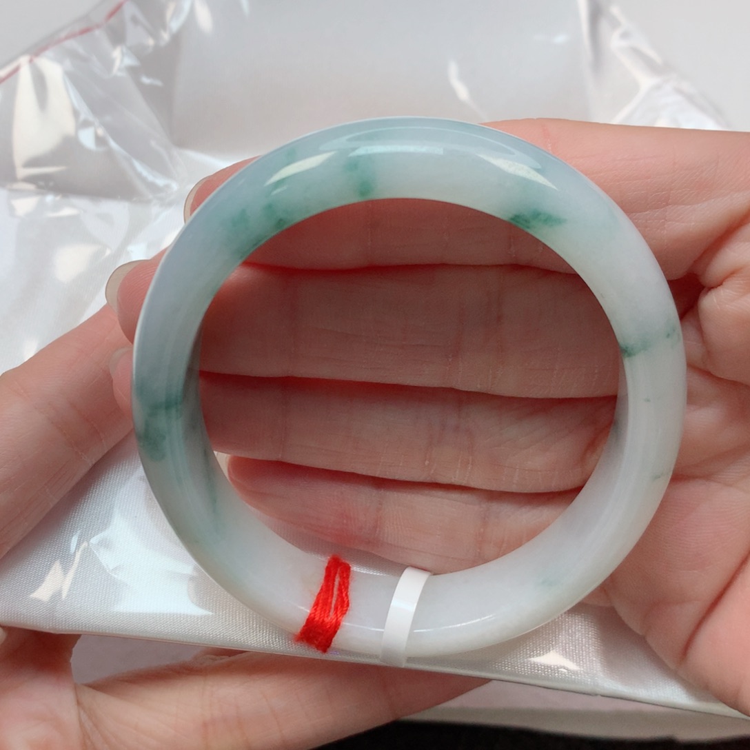 翡翠手镯未镶嵌57贵妃 牛奶底飘绿花 高性价比