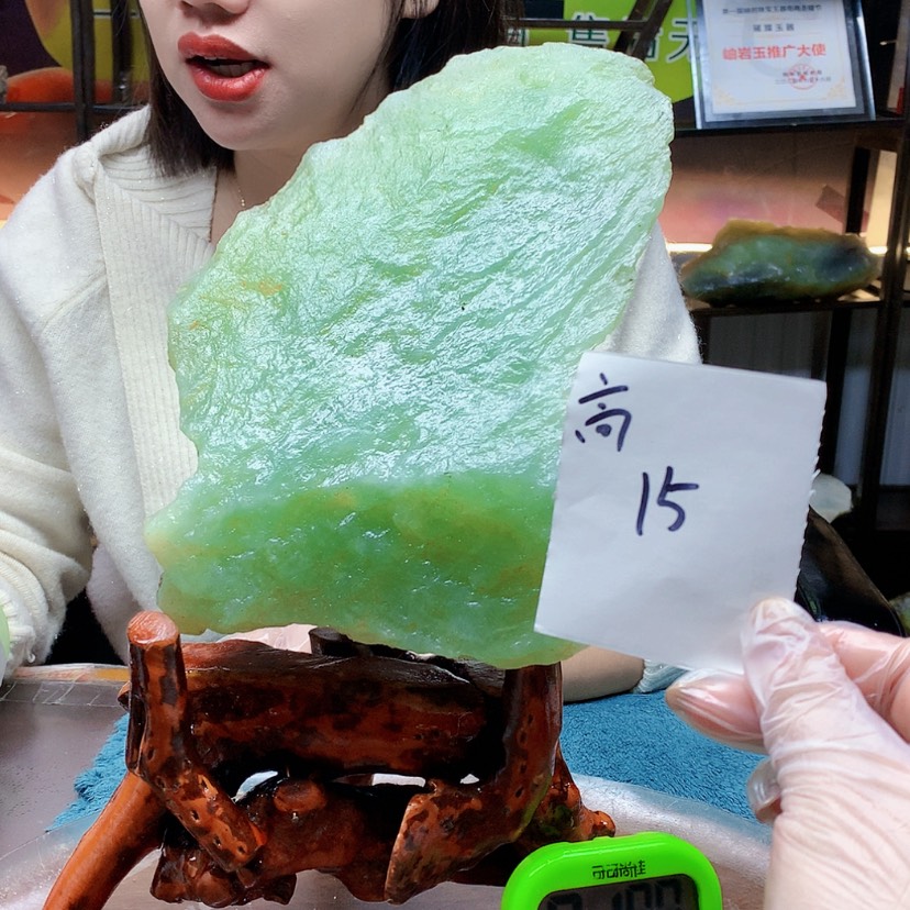 【闪购商品】未镶嵌蛇纹石玉原石青****光