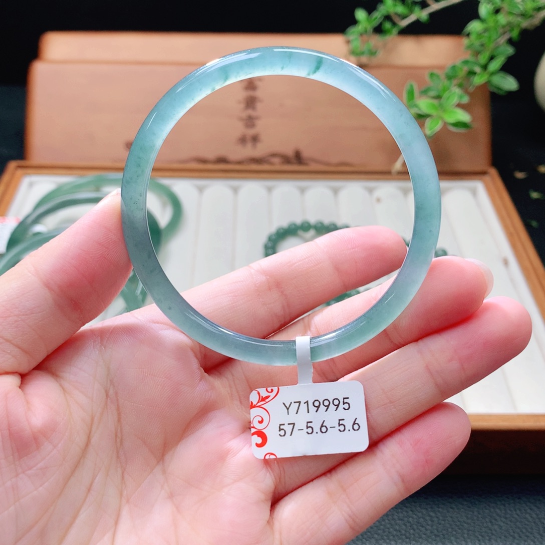 未镶嵌手镯（圆镯）翡翠